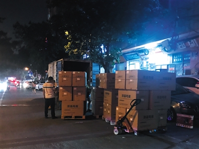 8月3日，广州大石街每到夜晚街道上货车来往。