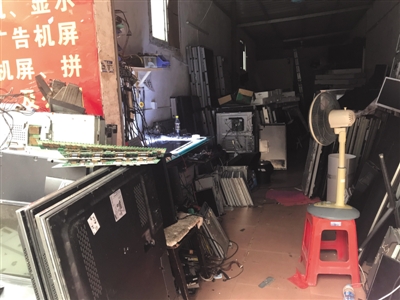8月2日，广州市大石街的液晶显示屏维修店。