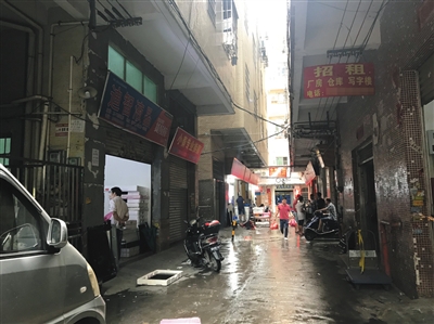 　8月5日，广州大石街，一条小巷中分布着面板销售和维修、零部件销售等门店。A10-A11版摄影/新京报记者 庞礴