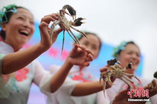 资料图：市民展示新鲜捕捞的洪泽湖大闸蟹。中新社记者 泱波 摄