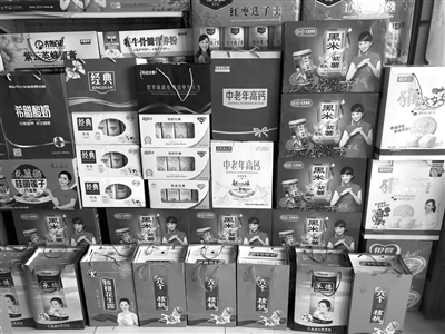2月7日，河北省保定市曲阳县人民医院附近一家批发店里，各种山寨货与正品混在一起销售。记者 安路蒙 摄