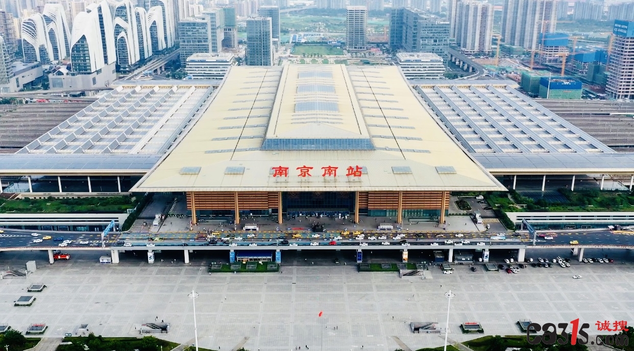 图为南京站站长朱心煜向记者介绍南京南站客运服务情况.