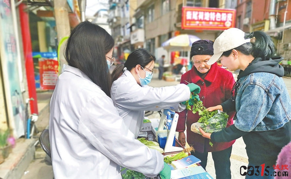 浙江省庆元县消协开展农药残留快检进社区食品安全宣传活动受欢迎