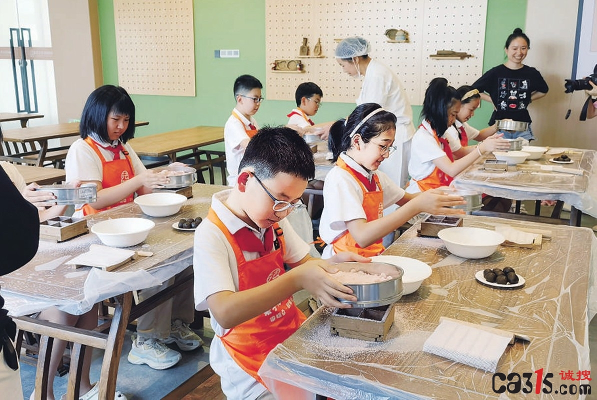 浙江杭州：8名小学生沉浸式体验食品安全 树立正确消费意识