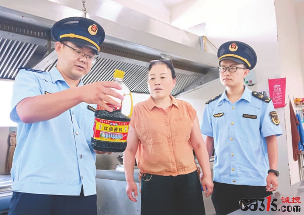 山东宁阳县市场监管局对辖区敬老院食堂开展检查