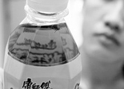 康师傅冰红茶里泡只死苍蝇？ 商家称需鉴定